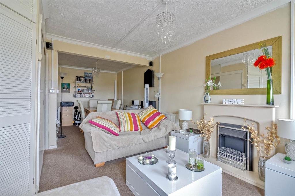 Cecil Road, Lancing 2 bed apartment £900 pcm (£208 pw)