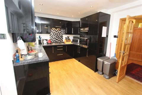 40 Epping Way, London, E4 7PB