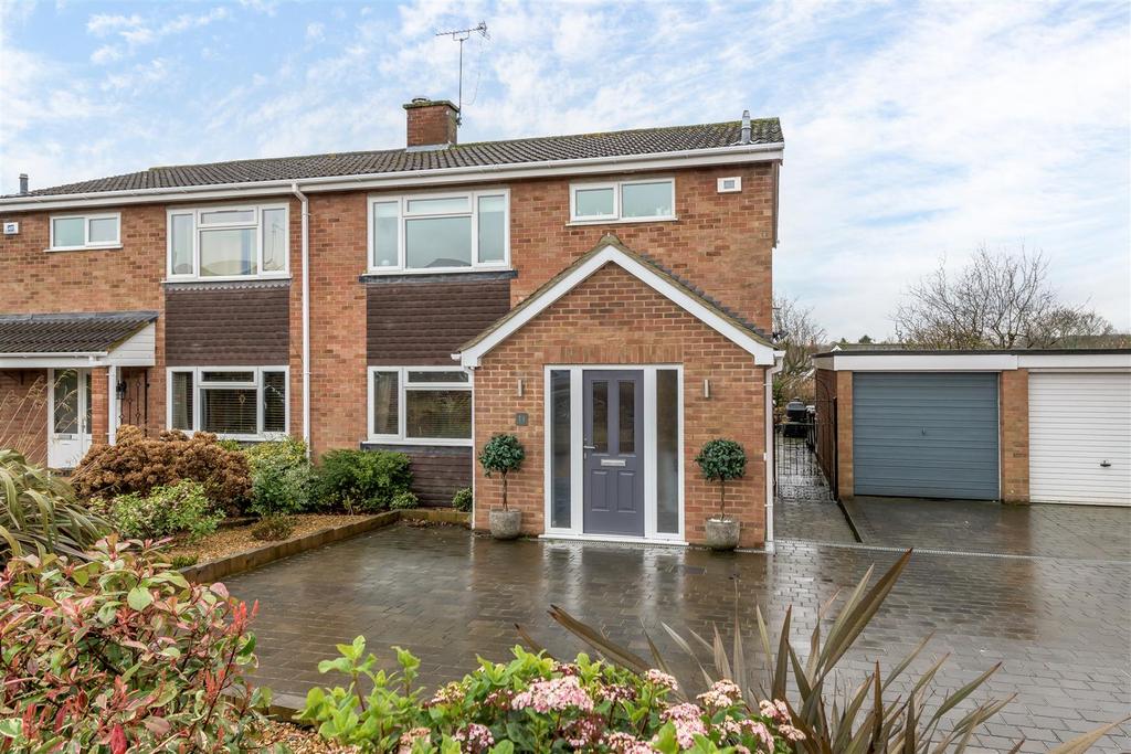 Neville Close, Bromham, BEDFORD 3 bed semidetached house £400,000
