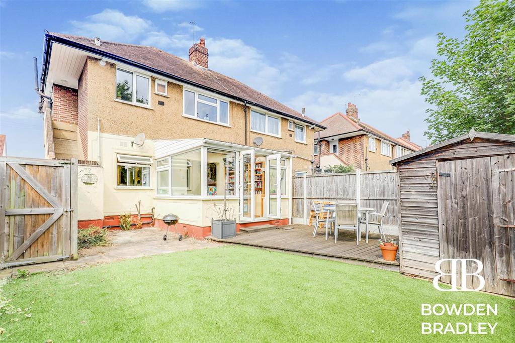 Dryden Close, Hainault 2 bed flat £300,000