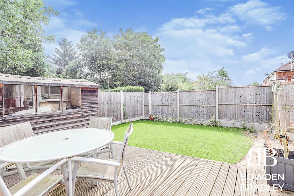 Dryden Close, Hainault 2 bed flat £300,000