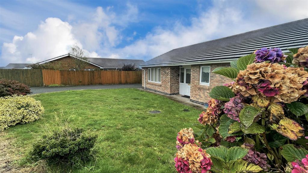 Skomer Drive, Milford Haven 3 bed detached bungalow £285,000