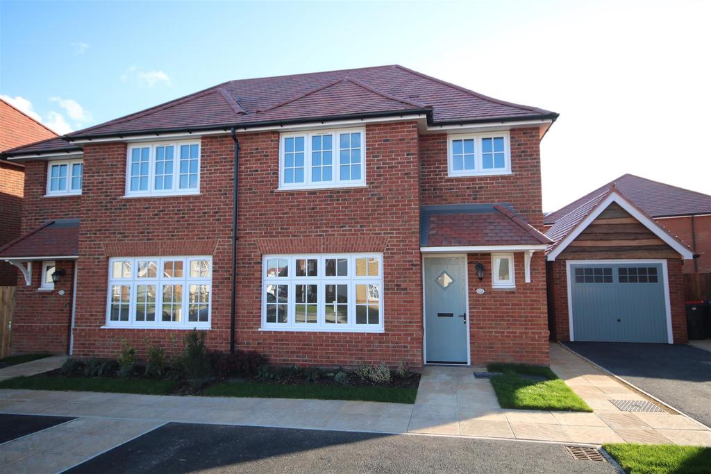 P1585 Reynolds Drive 3 bed detached house £1,450 pcm (£335 pw)