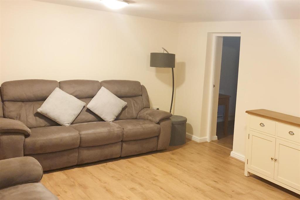 Threshers, Crediton 4 bed semidetached house £950 pcm (£219 pw)