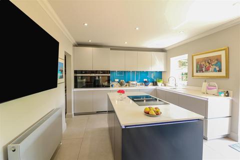 3 Teazle Meade, Thornwood, Epping, CM16 6TZ