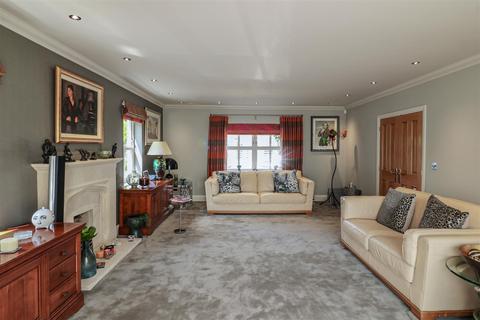 3 Teazle Meade, Thornwood, Epping, CM16 6TZ
