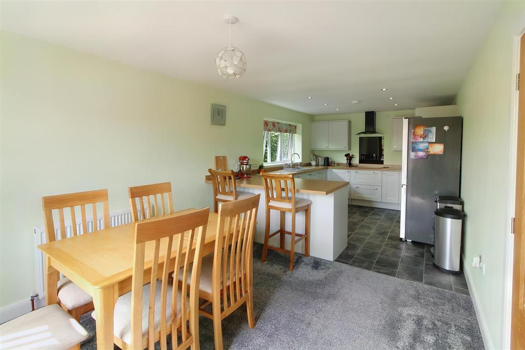 Elmfield Drive, Skelmanthorpe... 3 bed detached bungalow £375,000