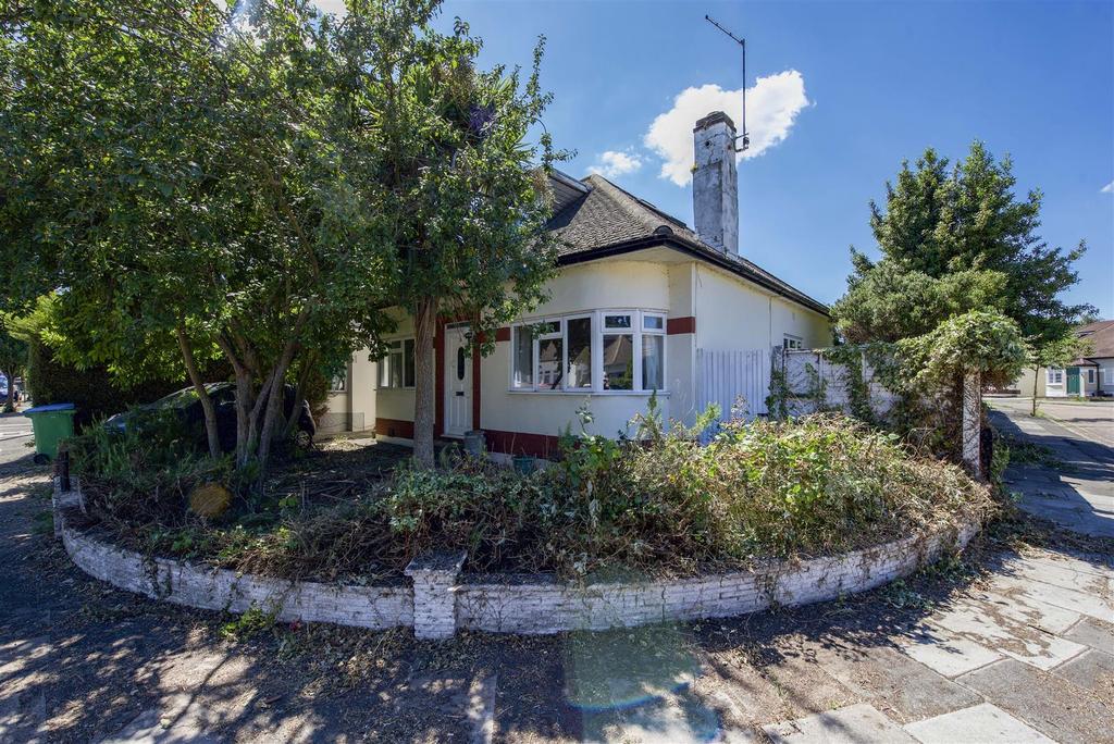 Rosecroft Gardens, Twickenham 3 bed detached bungalow £725,000