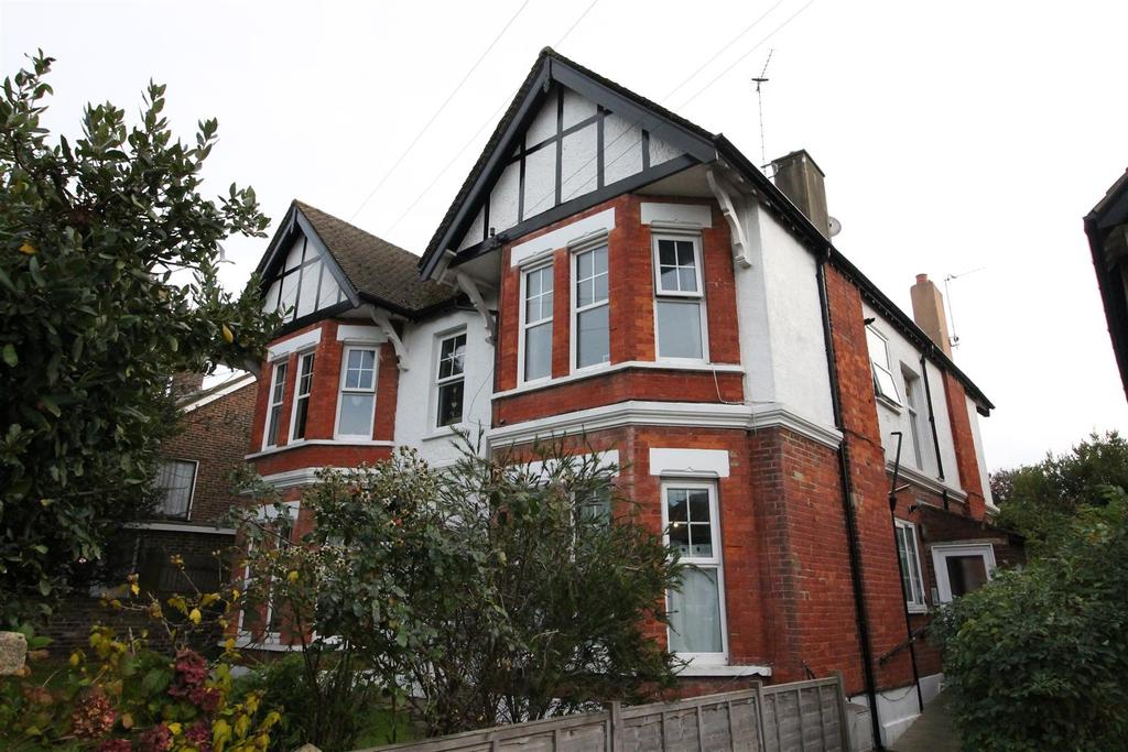 Buckhurst Road, BEXHILLONSEA 2 bed flat £825 pcm (£190 pw)