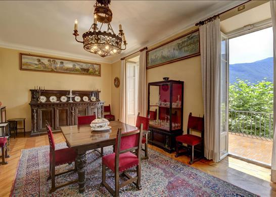 Pied dans l&#39;eau 9 bedroom period villa with pier,