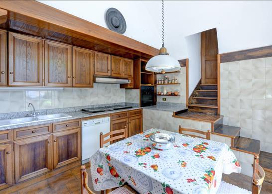 Pied dans l&#39;eau 9 bedroom period villa with pier,