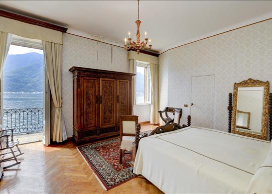 Pied dans l&#39;eau 9 bedroom period villa with pier,