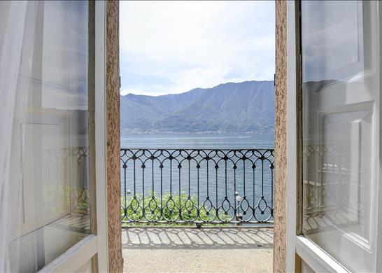 Pied dans l&#39;eau 9 bedroom period villa with pier,