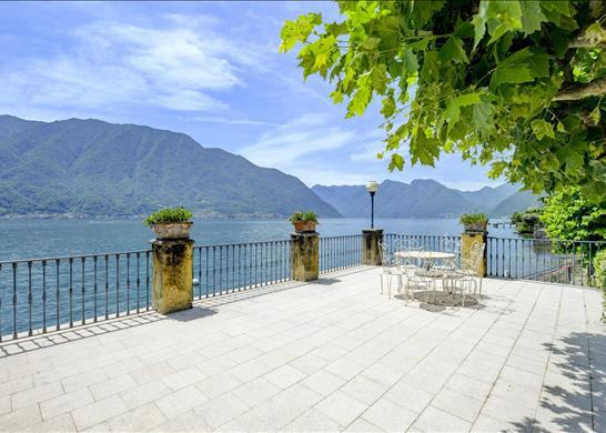 Pied dans l&#39;eau 9 bedroom period villa with pier,