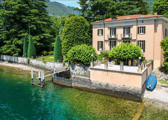 Pied dans l&#39;eau 9 bedroom period villa with pier,