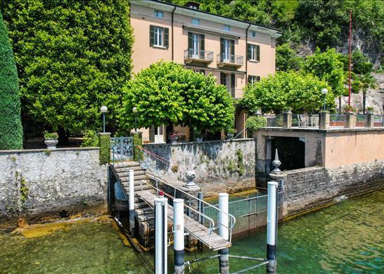 Pied dans l&#39;eau 9 bedroom period villa with pier,