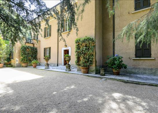 Pied dans l&#39;eau 9 bedroom period villa with pier,