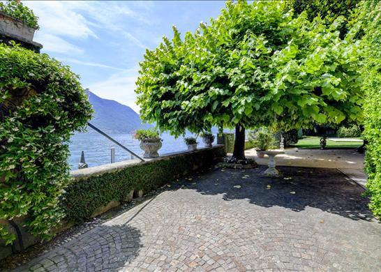 Pied dans l&#39;eau 9 bedroom period villa with pier,