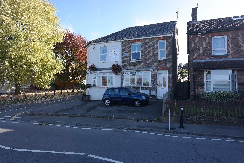 Wivelsfield Road, Haywards Heath RH16 2 bed flat £895 pcm (£207 pw)