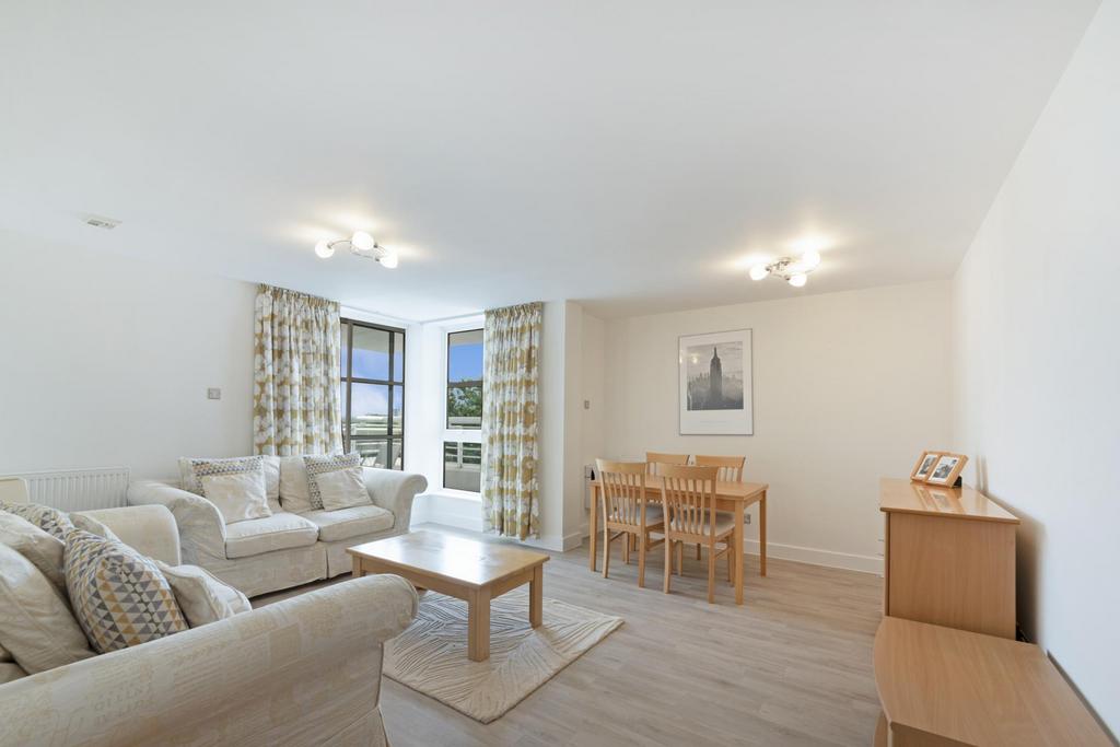 Barrier Point Road, Royal Docks, London, E16 2 bed apartment £2,167