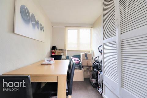 8 Bourne Avenue, Laindon, Basildon, SS15 6DX