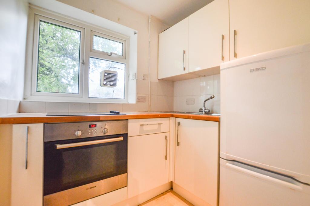 Claremont Avenue, Esher, Surrey, KT10 Studio £875 pcm (£202 pw)