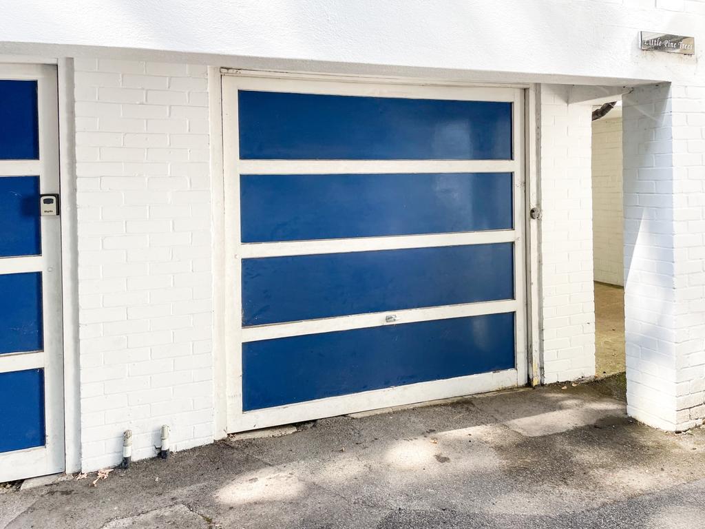 Claremont Avenue, Esher, Surrey, KT10 Studio £875 pcm (£202 pw)