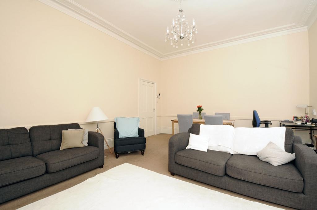 Upper Street Islington N1 2 bed £2,500 pcm (£577 pw)