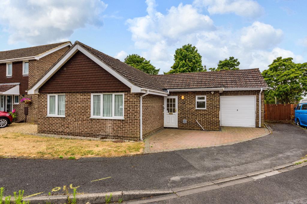 Thatcham, Berkshire, RG18 2 bed detached bungalow £425,000