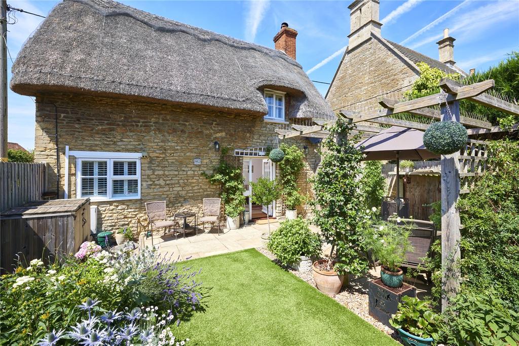 Drayton Road, Lowick, Northamptonshire, NN14 2 bed detached house for