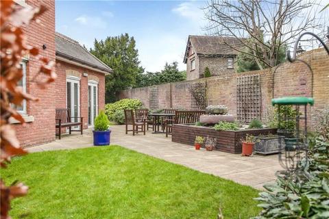 2 bedroom flat for sale - Albany Place, Egham, Surrey, TW20 9HW