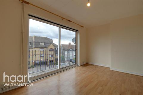 3 bedroom flat to rent - Whipps Cross House, Walthamstow