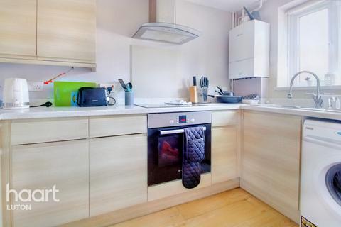 32 Dovedale, Luton, LU2 7FQ