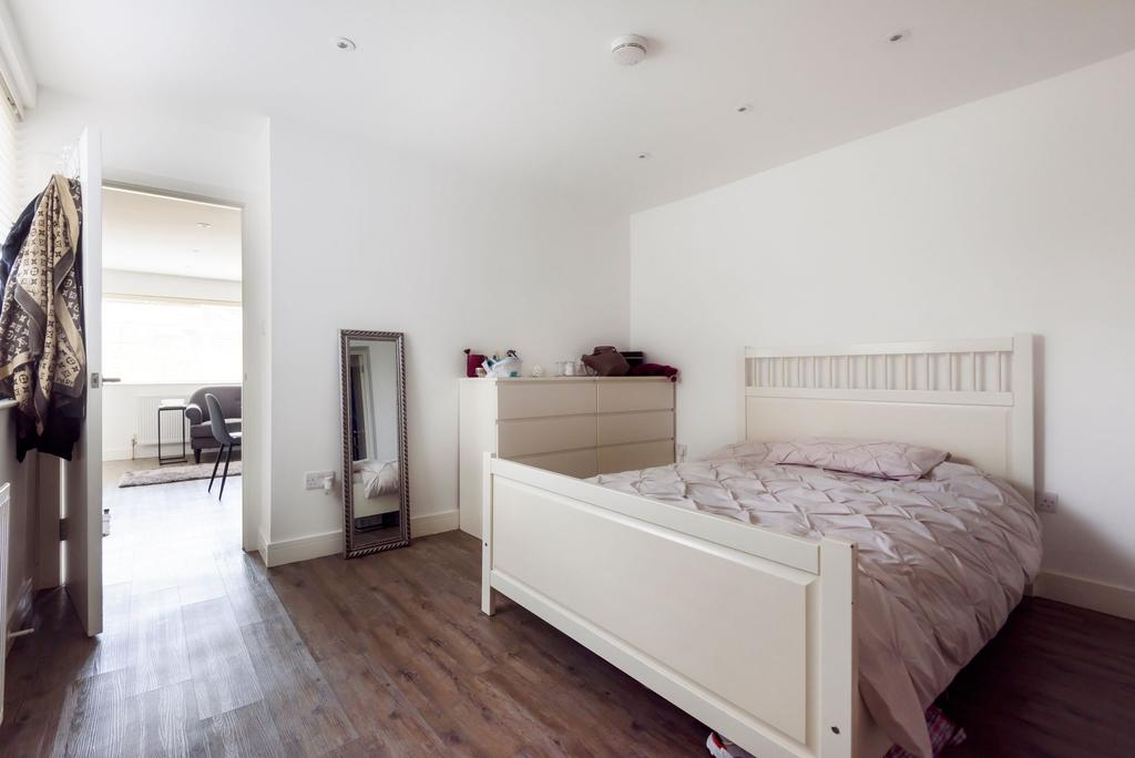 High Street, EN5 1 bed flat £1,100 pcm (£254 pw)