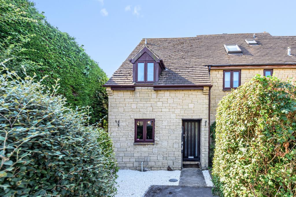 Bampton, Oxfordshire, OX18 2 bed end of terrace house for sale £275,000