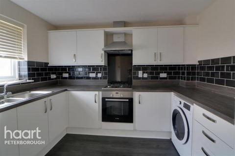 3 bedroom semi-detached house to rent, Violet Avenue, Peterborough