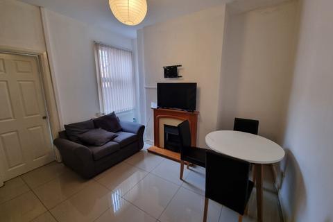 3 bedroom flat to rent, Seedley Street, M14 7WF