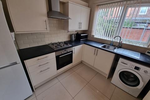 3 bedroom flat to rent, Seedley Street, M14 7WF