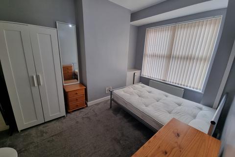 3 bedroom flat to rent, Seedley Street, M14 7WF