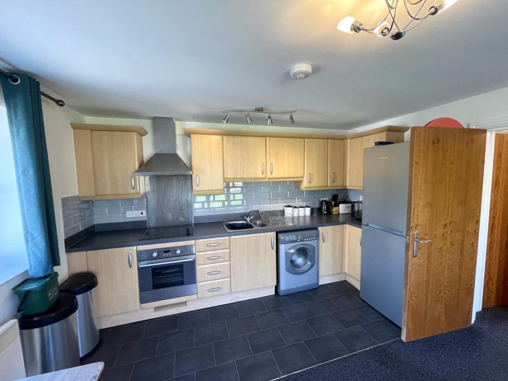 Clayton Drive, Pontarddulais, SA4 8AD 2 bed flat to rent £750 pcm (£