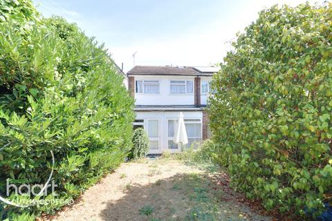 3 bedroom end of terrace house for sale - Wigram Road, Wanstead, London, E11