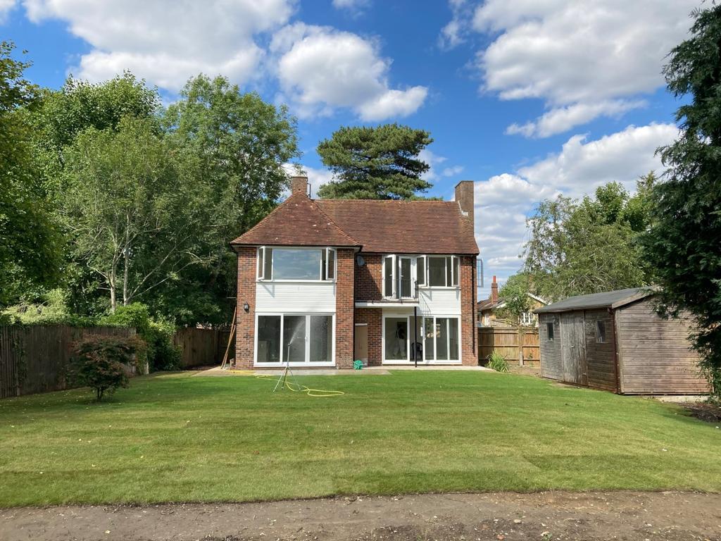 Bluehouse Lane, Oxted, Surrey 3 bed detached house £2,150 pcm (£496 pw)
