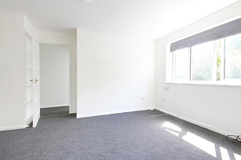 Studio to rent, Streamside Close, London, N9