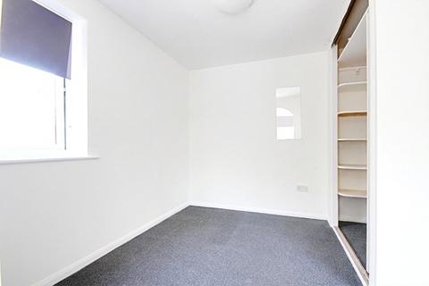 Studio to rent, Streamside Close, London, N9