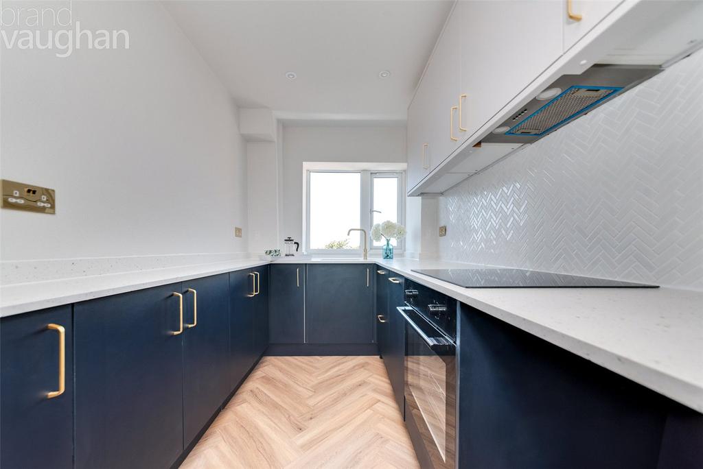 Viceroy Lodge, Kingsway, Hove, BN3 2 bed flat £425,000