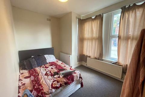 Studio to rent, Priory Road, Hp13