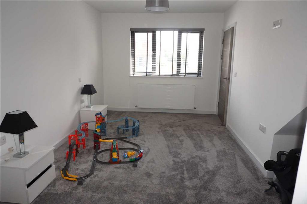 Front bedroom 4 :