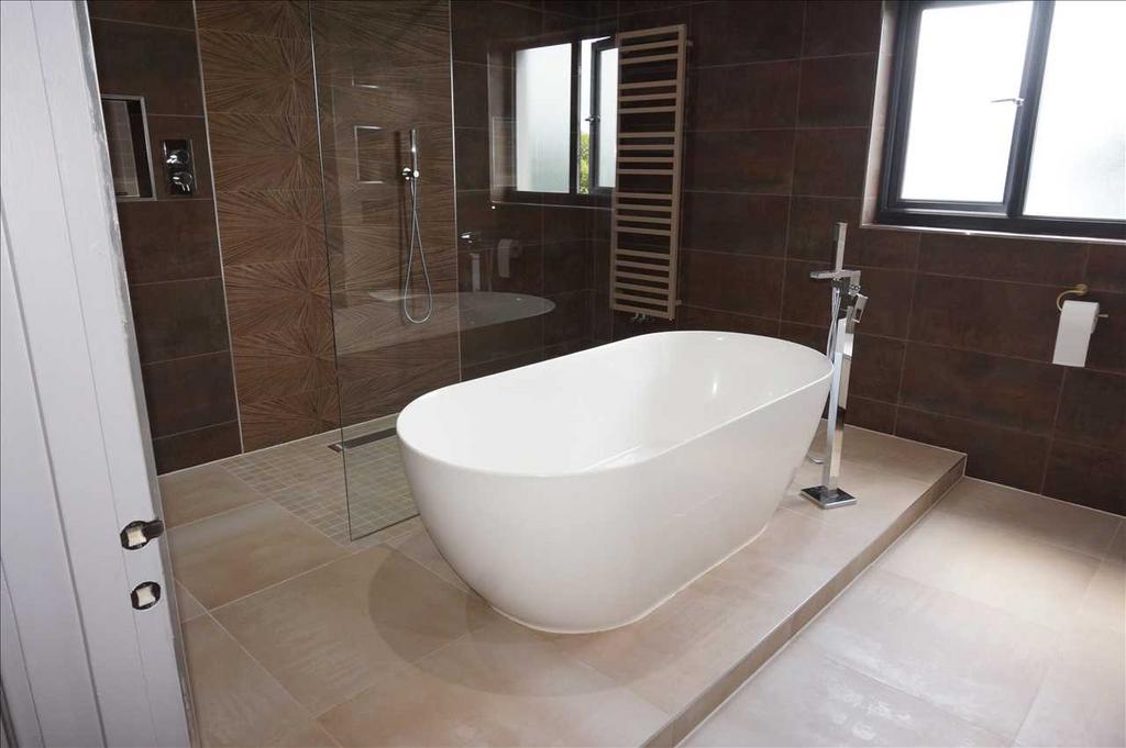 Family bathroom :