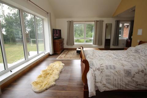 Blythwood House Beccles Road, Holton, Halesworth, IP19 8NQ