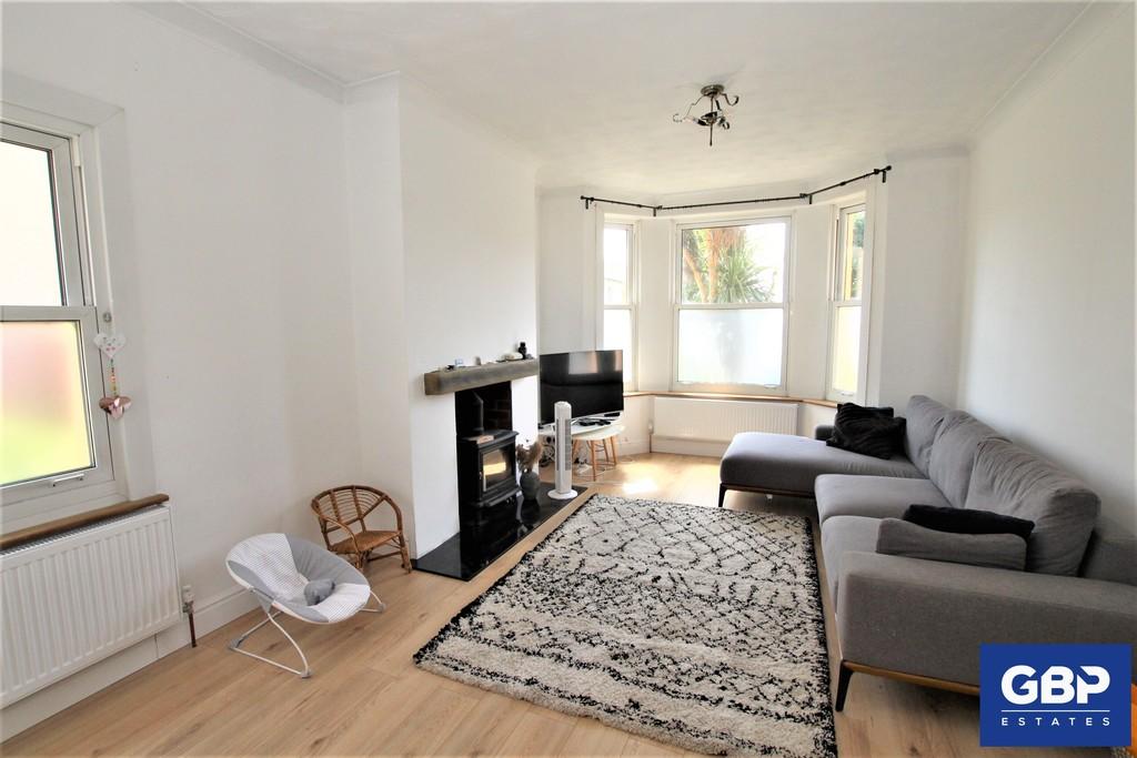 Carlisle Road, Romford 3 bed detached house £2,200 pcm (£508 pw)